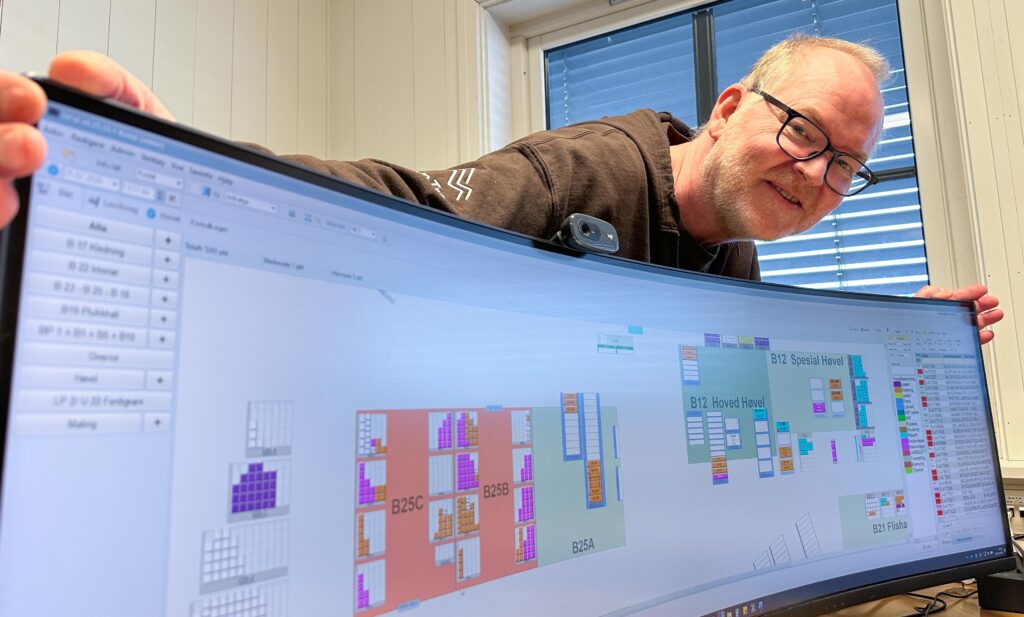 Mann ser på skjerm der han viser hvordan bedriften har oversikt over varetelling